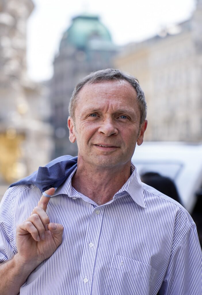 Portrait von Herrn Mag. Helmut Artacker, Geschäftsführer der Czako Partner GmbH, am Graben in Wien, Pestsäule im hintergrund.
