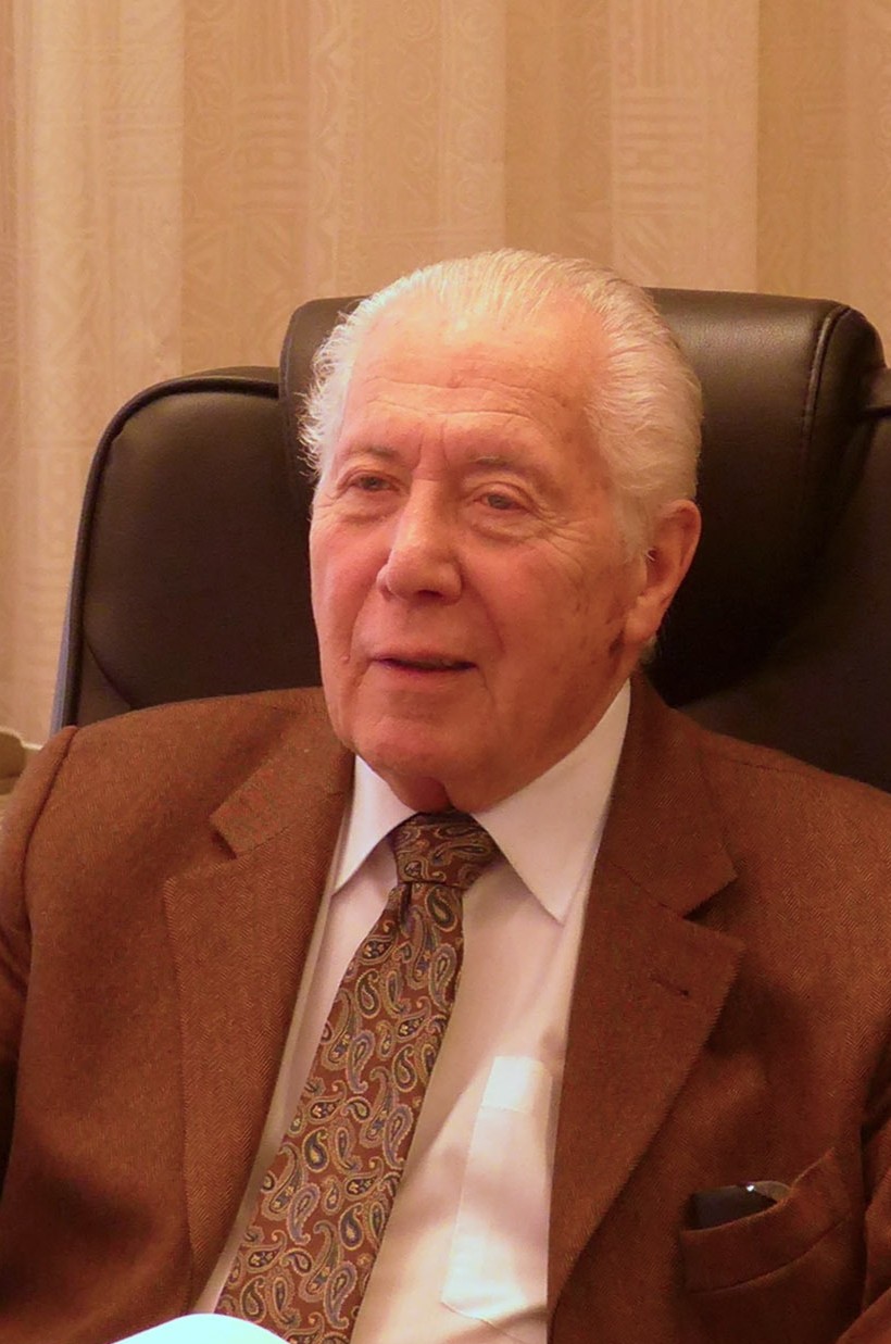 Portrait von Herrn Robert Czako, Gründer der Czako Partner GmbH, in seinem Büro